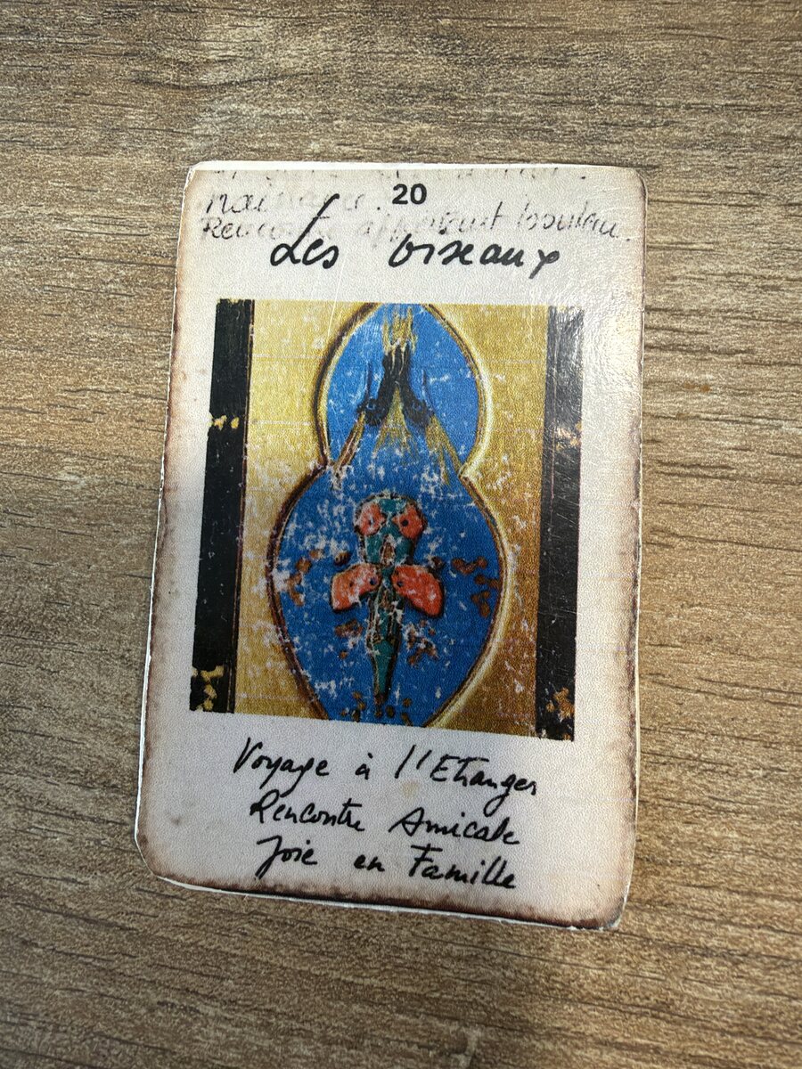 La carte d'origine Les Oiseaux, photographiée, usée et annotée à la main.
