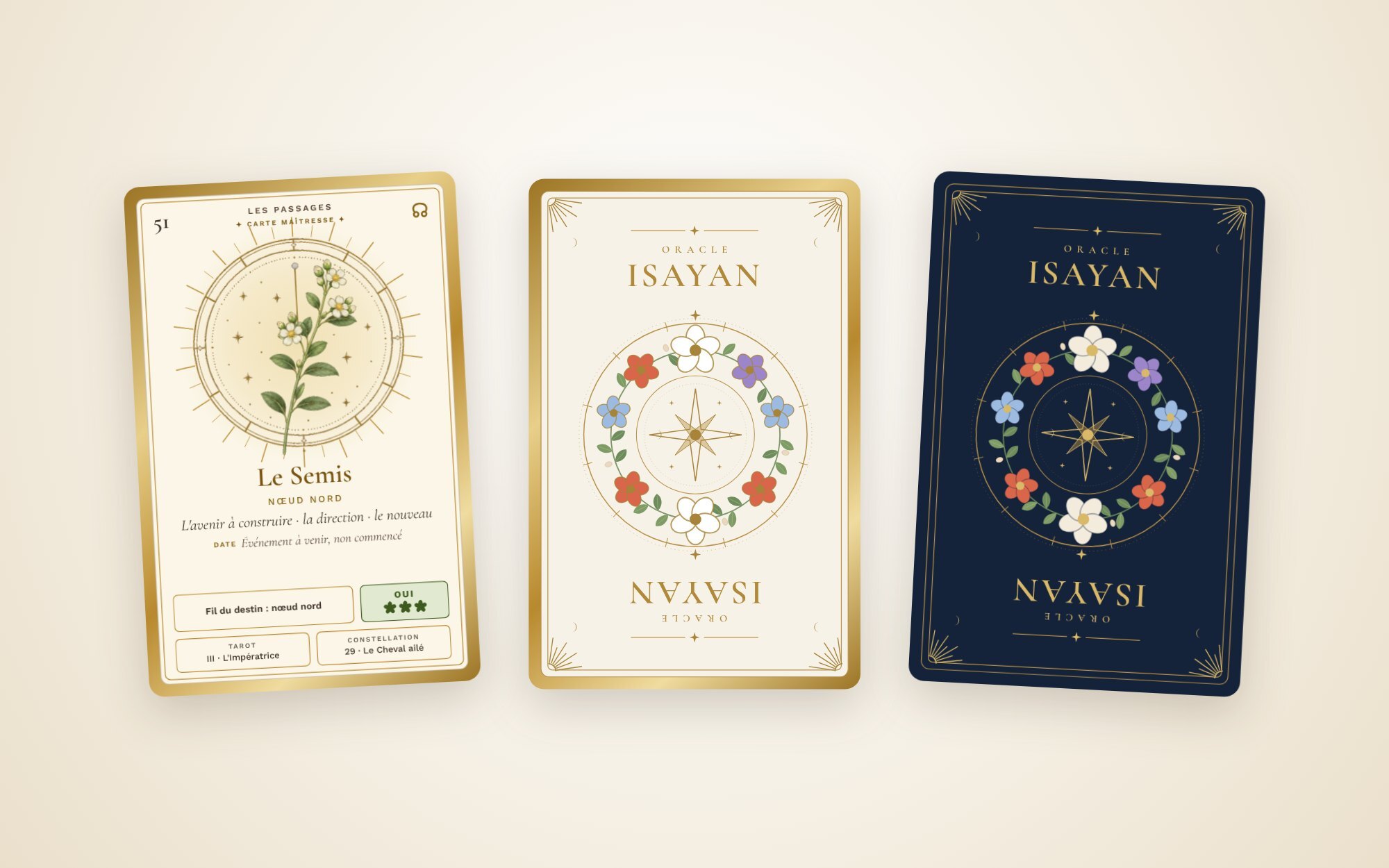 La carte Le Semis à côté des deux dos du jeu Isayan, en finition crème et or et bleu nuit.